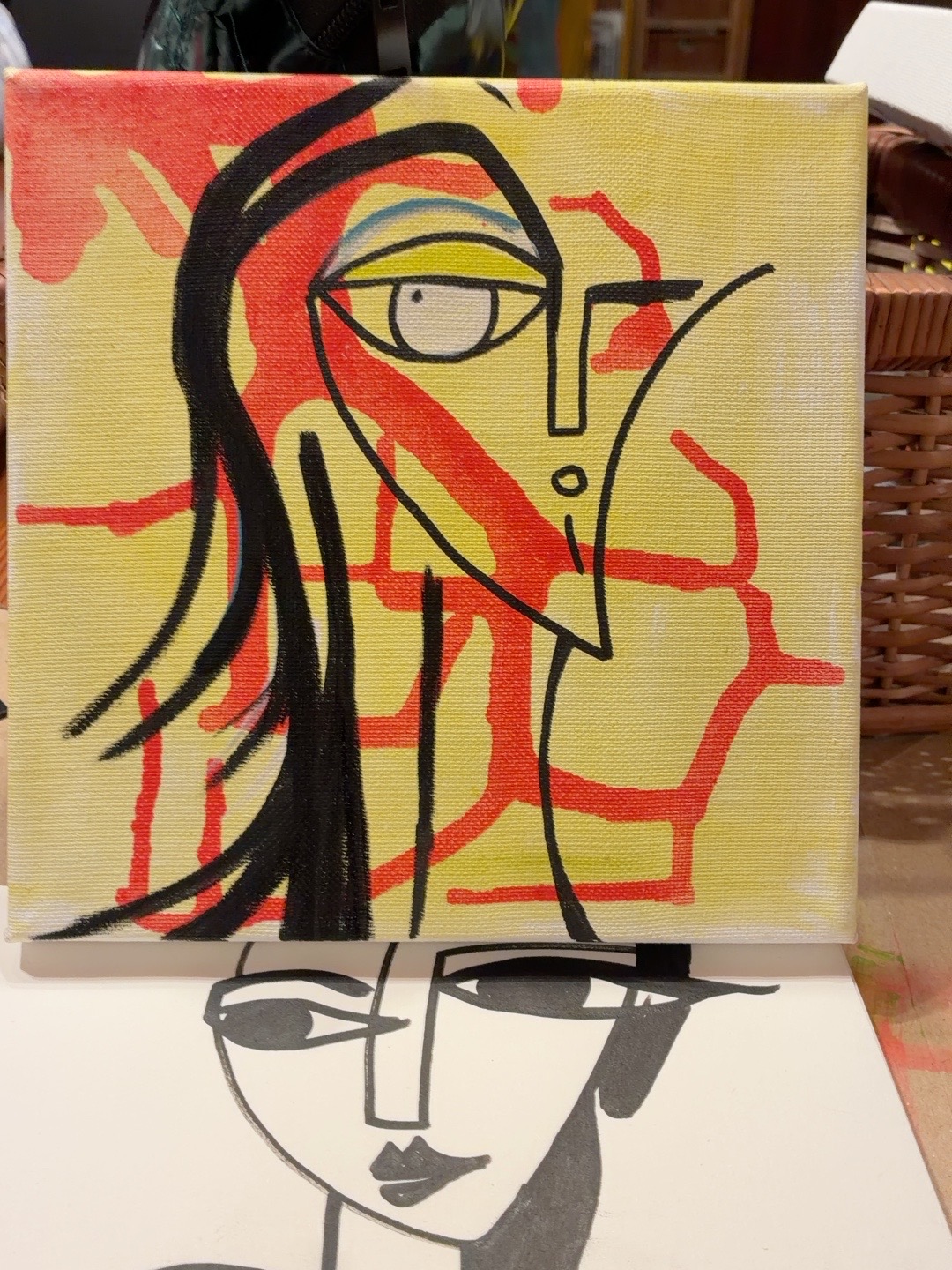 Rostro incompleto de un ojo sobre campos amarillos y coral.